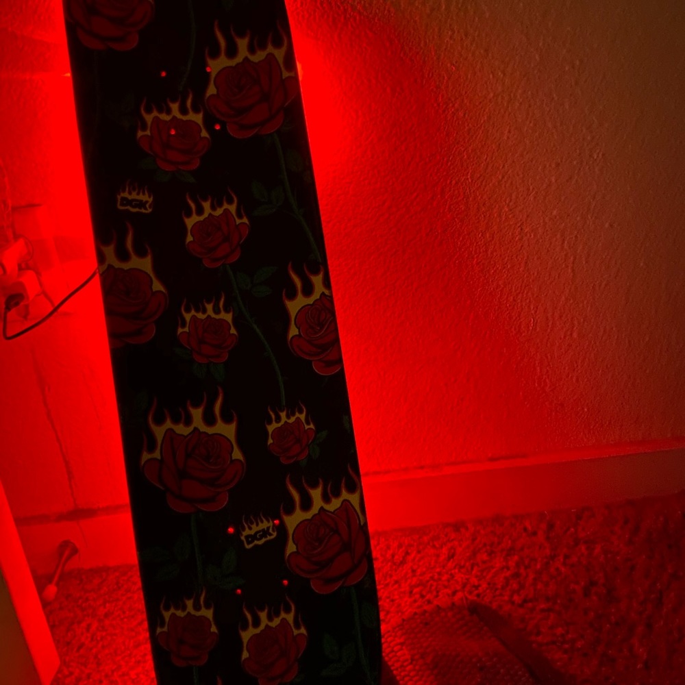 Reflecting Bruce lee skate board